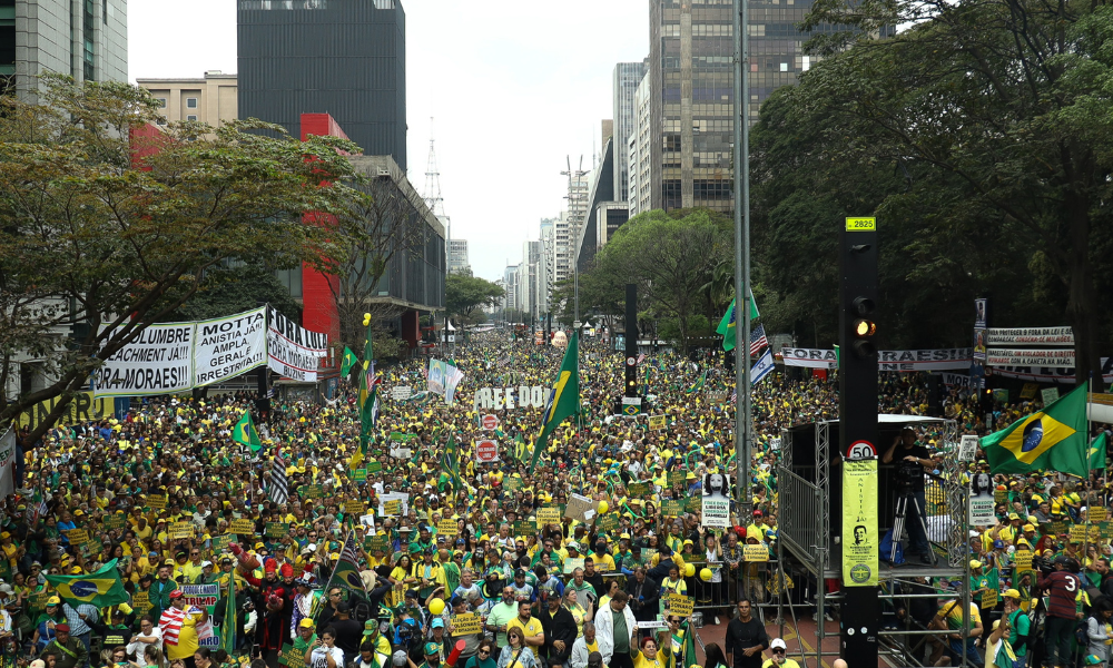 Manifestantes se reúnem na Paulista em ato pró-Bolsonaro