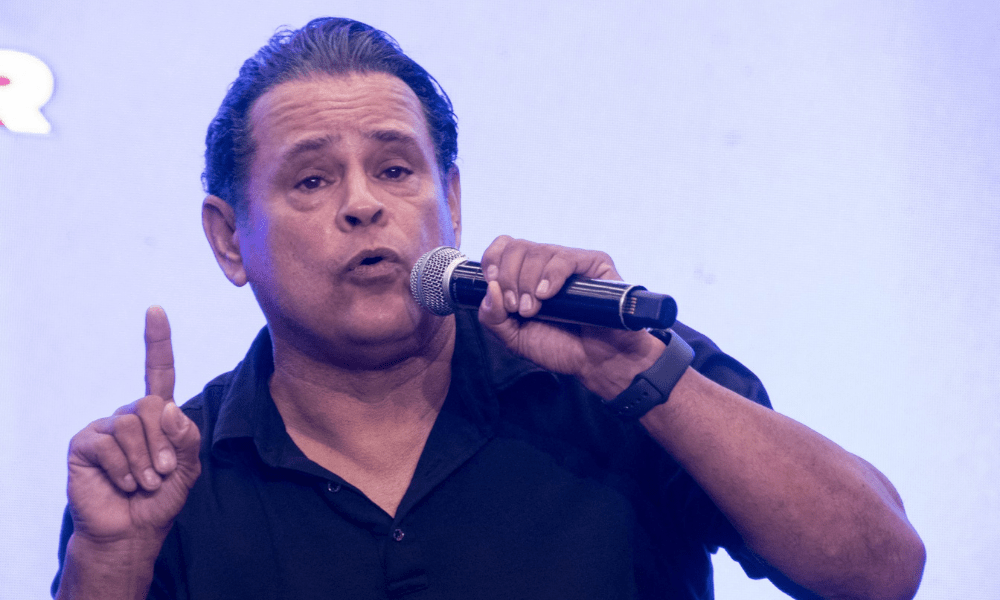 Ator americano Raymond Cruz é preso, acusado de agredir a filha dos vizinhos com uma mangueira de jardinagem