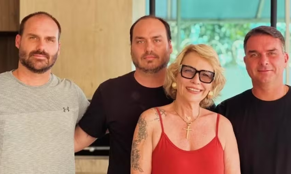 Ex-esposa de Bolsonaro sai em defesa de Flávio após desgaste com Michelle