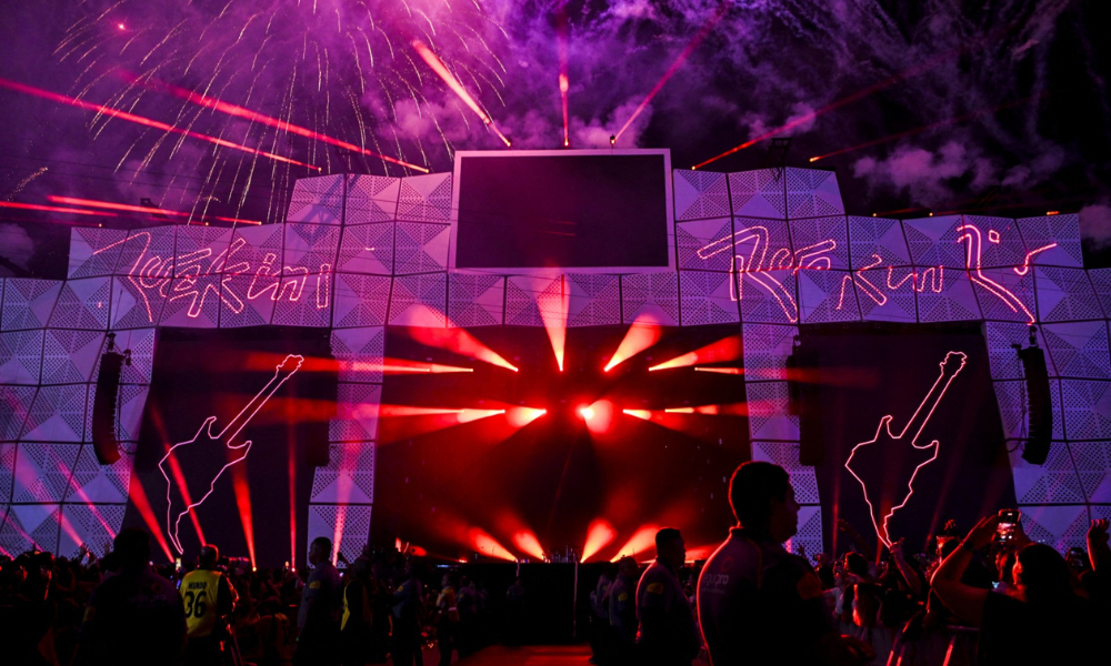Fogos de artifício são lançados antes do show da banda americana Imagine Dragons no palco principal do festival de música Rock in Rio 2024