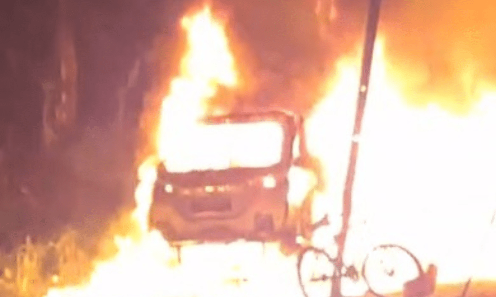 Carro suspeito de ter sido utilizado na execução do ex-delegado-geral da Polícia Civil de São Paulo foi encontrado incendiado