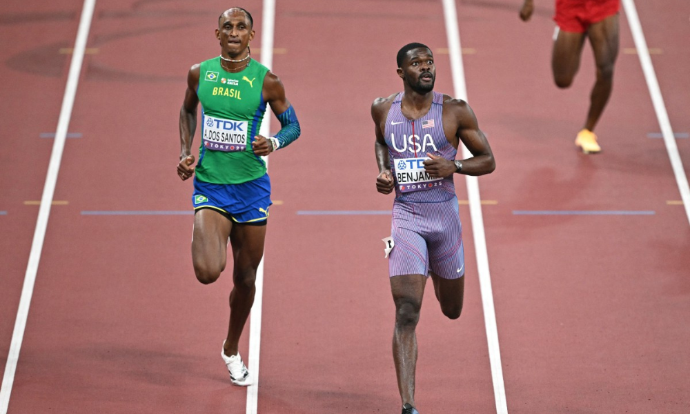Alison dos Santos e o americano Rai Benjamin competem na semifinal dos 400 m com barreiras masculino durante o Campeonato Mundial de Atletismo em Tóquio