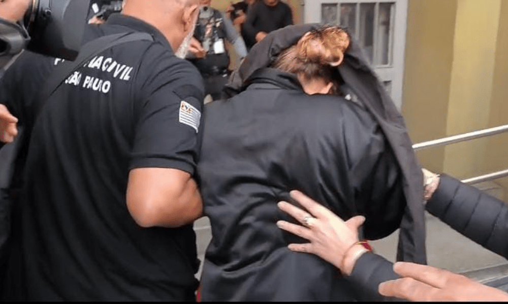 Mulher, identificada como Dahesly Oliveira Pires, suspeita de participação na morte do ex-delegado-geral, foi presa temporariamente na madrugada desta quinta-feira (18)