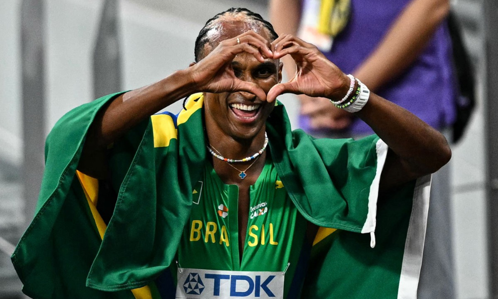 Alison dos Santos conquista a medalha de prata na prova dos 400 metros com barreiras no mundial de atletismo, em Tóquio