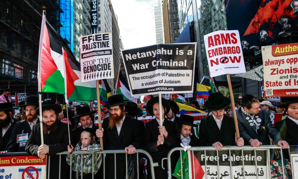Cerca de duas mil pessoas marcham em Nova York contra a presença Benjamin Netanyahu, na Assembleia Geral da ONU
