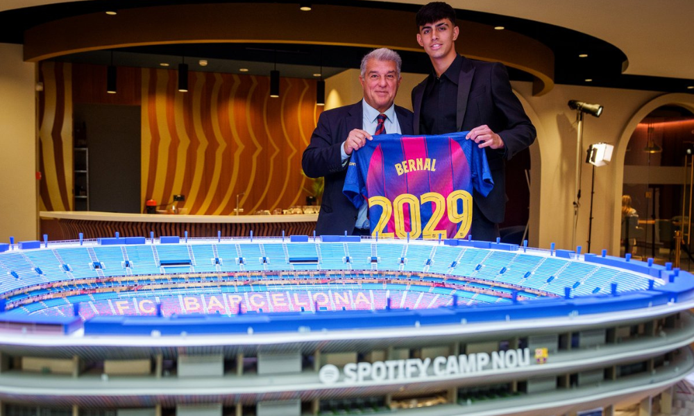 Presidente do Barcelona Juan Laporta e Marc Bernal, durante assinatura de renovação de contrato do meio-campista com o clube catalão