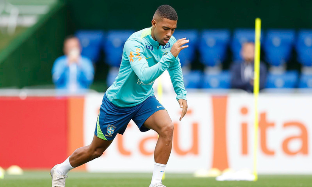 Samuel Lino durante treinamento pela seleção na Granja Comary