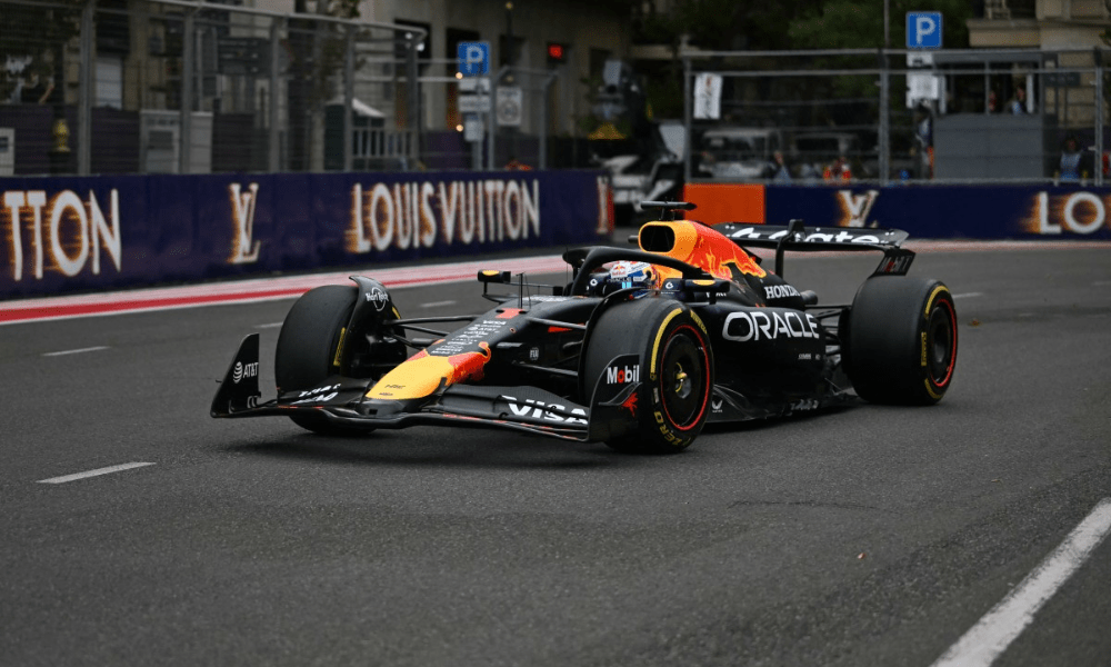 Verstappen supera Sainz em dia caótico no Azerbaijão e larga na pole; Bortoleto sai em 13º