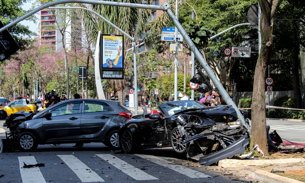 Influenciadores Bia Miranda e Gato Preto sofrem acidente na Avenida Faria Lima, em São Paulo