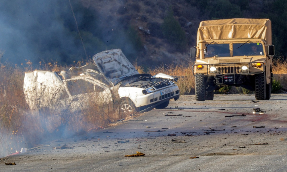 Veículo Humvee do exército libanês é fotografado no local de um ataque israelense a um veículo na estrada Khardali, na área de Marjayoun, no sul do Líbano