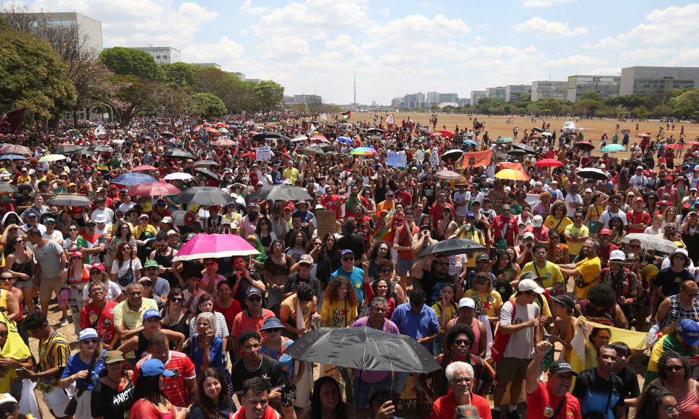 Manifestantes se reúnem no gramado da Esplanada dos Ministérios, em Brasília