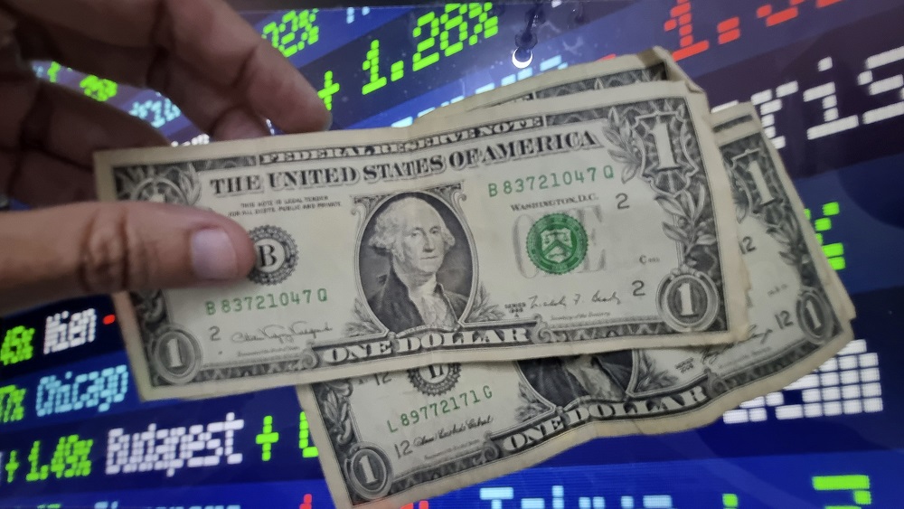 Após flertar com R$ 6,10 pela manhã, dólar recua e fecha a R$ 5,84 com trégua de Trump; Ibovespa tem alta
