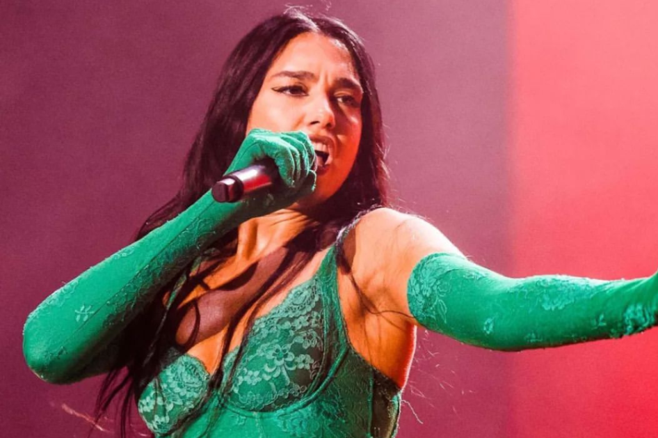 Toda de verde, Dua Lipa se apresenta no Complexo do Anhembi, na zona norte de São Paulo