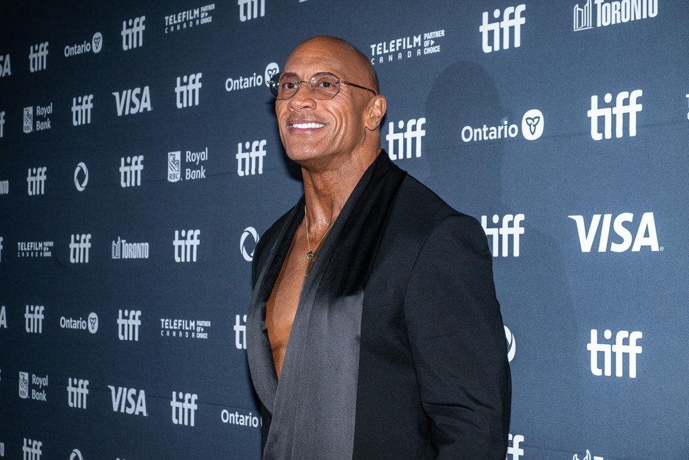 Dwayne Johnson interpretará homem de 70 anos cujo melhor amigo é uma galinha em novo filme