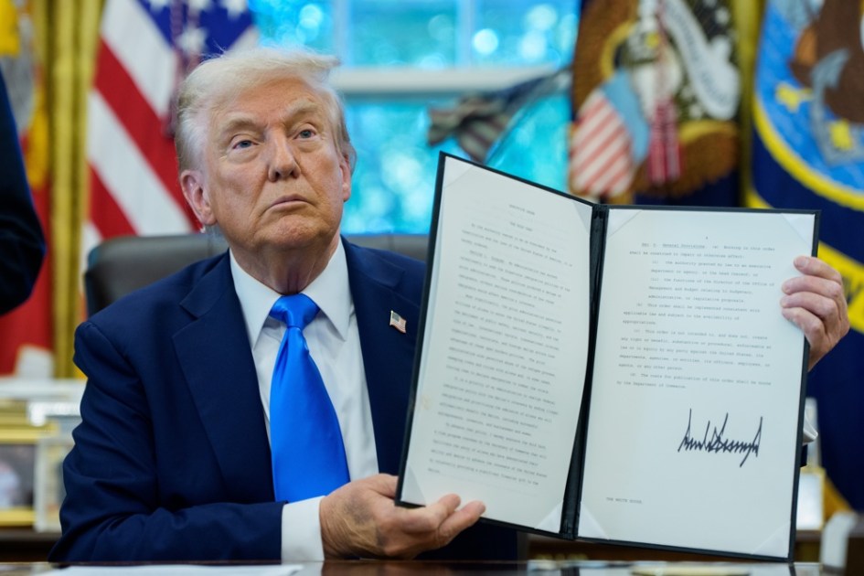 O presidente norte-americano Donald J. Trump exibe uma ordem executiva assinada que autoriza o novo Trump Gold Card, um programa de visto a ser supervisionado pelo secretário de Comércio "que facilitará a entrada de estrangeiros que demonstrarem capacidade e interesse em promover os interesses dos Estados Unidos