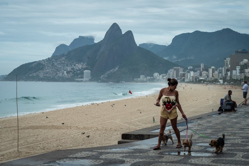 Movimento na orla da Praia de Ipanema, na zona sul do Rio de Janeiro