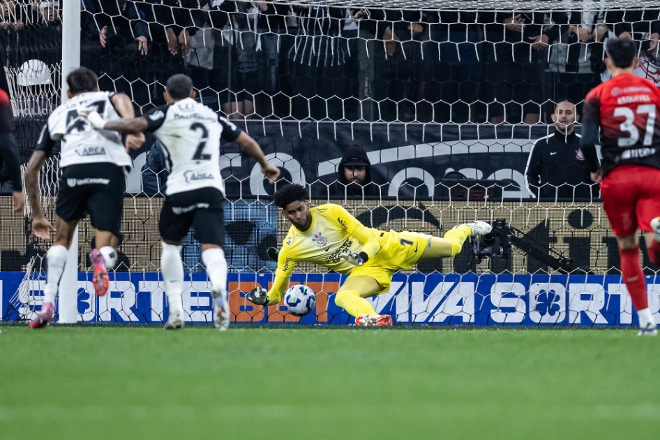 Hugo Souza defende pênalti