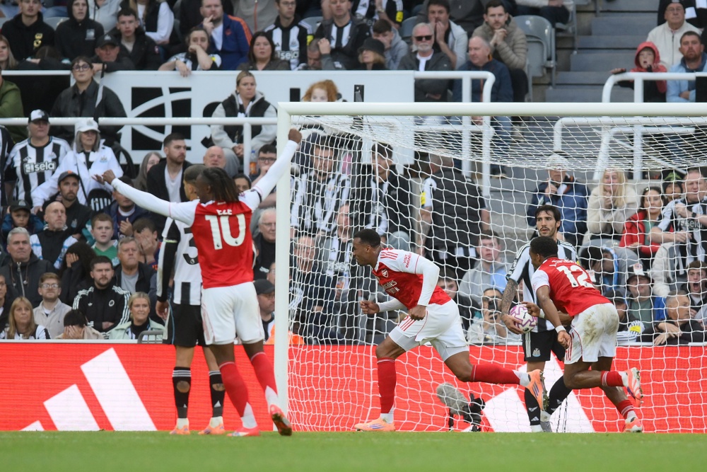 Arsenal vira sobre o Newcastle com gol de Gabriel Magalhães e cola no Liverpool