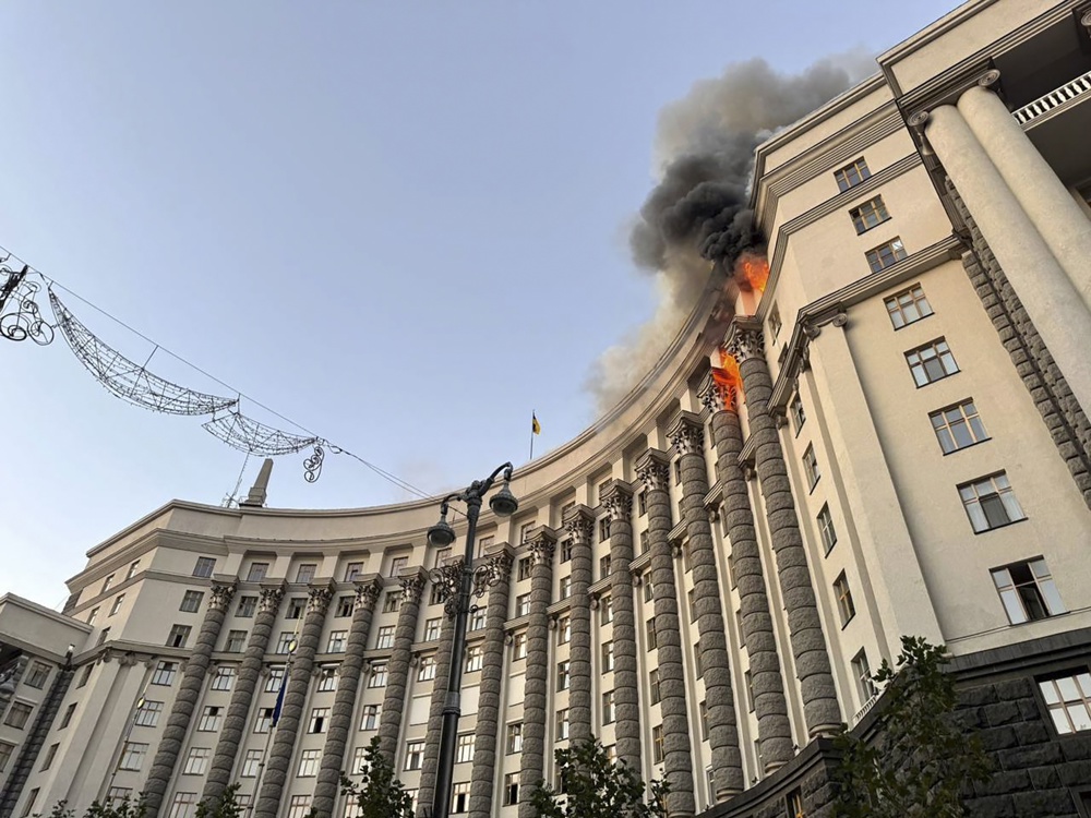 Rússia marca novo recorde de drones lançados contra a Ucrânia e ataca sede do governo em Kiev