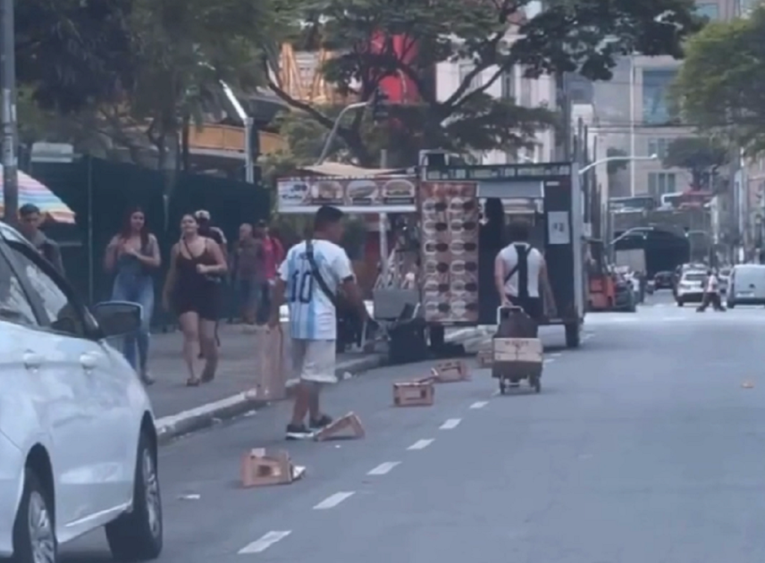 Fllanelinha coloca caixotes para bloquear vagas em ria de São Paulo