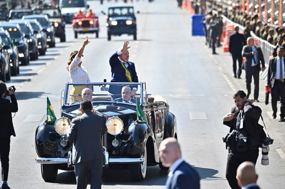 Sob gritos de sem anistia, Lula participa do desfile de 7 de Setembro ao lado de ministros e Hugo Motta, mas sem STF