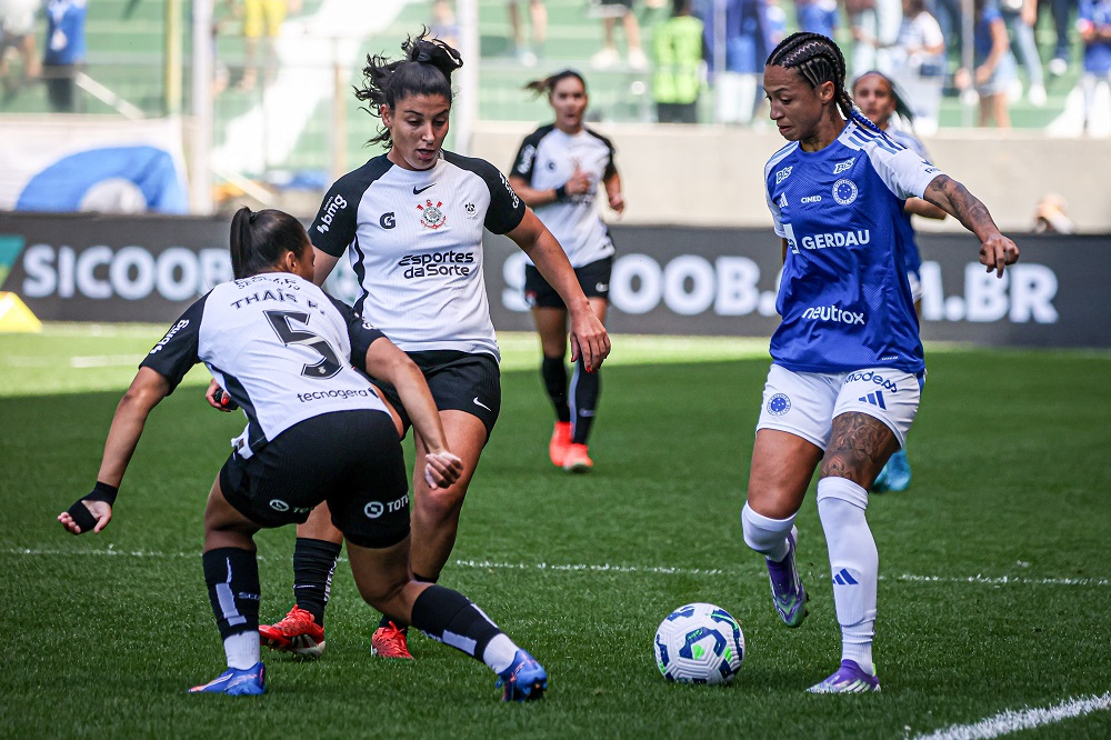Cruzeiro e Corinthians fazem jogo emocionante e empatam no primeiro duelo da final do Brasileiro Feminino