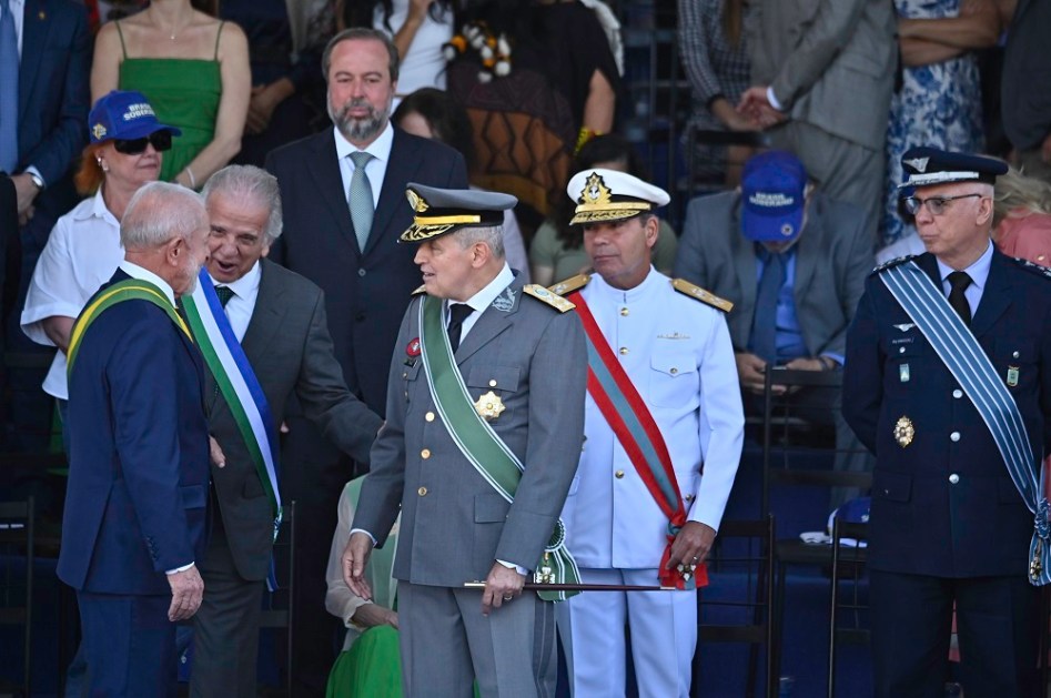 Lula cumprimenta os comandantes das Forças Armadas no desfile de 7 de Setembro