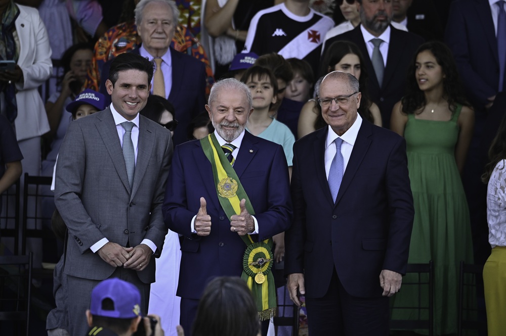 Pressionado por governo, oposição e STF, Motta se reúne com líderes para discutir anistia