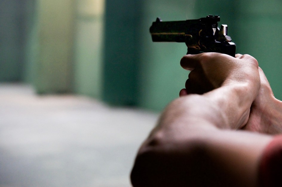Homem aponta arma de fogo
