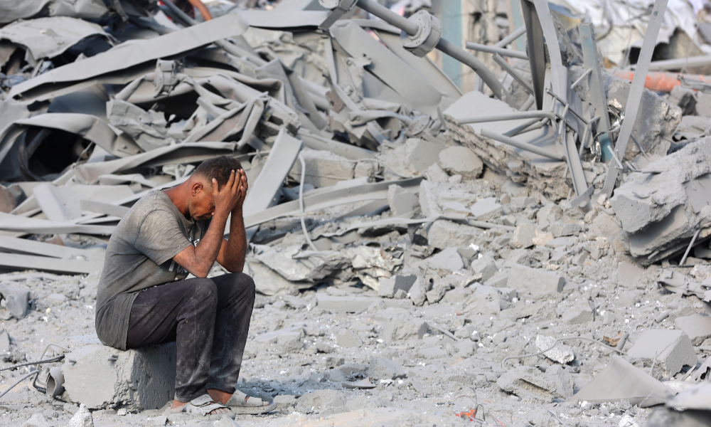 Um palestino reage à destruição após um ataque noturno ao Centro de Saúde Sheikh Radwan, administrado pela Agência das Nações Unidas de Assistência aos Refugiados da Palestina (UNRWA), no norte da Cidade de Gaza, em 6 de agosto de 2025. A agência de defesa civil de Gaza informou que 68 pessoas foram mortas por tiros e ataques aéreos israelenses em 5 de agosto, incluindo 56 que aguardavam perto de locais de distribuição de ajuda humanitária dentro do território palestino. (Foto de Omar AL-QATTAA / AFP)