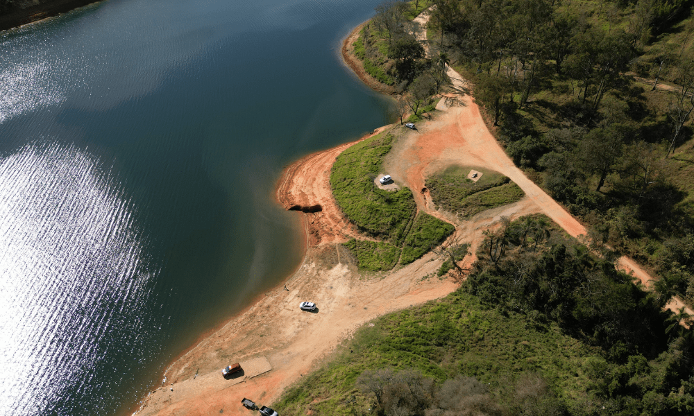 REPRESA/BAIXO/VOLUME - GERAL - A represa do Jaguari, em Jacareí (SP), começa a registrar queda no nível de suas águas devido à ausência de chuvas nas últimas semanas. O espelho d?água, que normalmente reflete a paisagem verde e montanhosa da região, já apresenta sinais de retração nas margens. O reservatório, que integra o Sistema Cantareira, é essencial para o abastecimento de milhões de pessoas. Especialistas alertam para a necessidade de monitoramento e uso consciente. 11/08/2025 - Foto: LUIS LIMA JR/FOTOARENA/FOTOARENA/ESTADÃO CONTEÚDO
