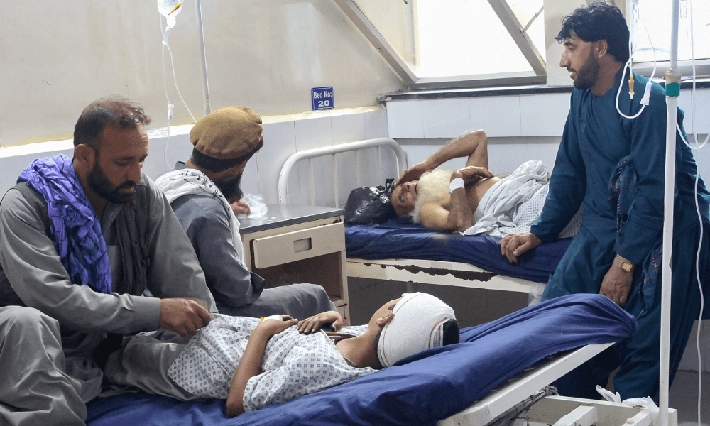 Afegãos feridos recebem tratamento em um hospital após um terremoto em Jalalabad, no Afeganistão, em 1º de setembro de 2025. Nove pessoas morreram quando um terremoto de magnitude 6,0 e um poderoso tremor secundário abalaram o leste do Afeganistão, informou o governo provincial de Nangarhar em 1º de setembro. (Foto de Aimal ZAHIR / AFP)