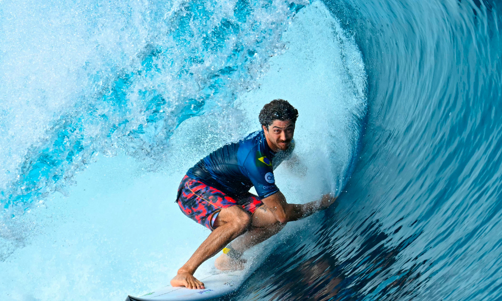 O surfista brasileiro Yago Dora compete nas oitavas de final masculina da competição de surfe Shiseido Tahiti Pro contra o surfista sul-africano Jordy Smith, em Teahupo'o, na ilha do Taiti, na Polinésia Francesa, em 30 de maio de 2024. Teahupo'o sediará o evento de surfe dos Jogos Olímpicos de Paris 2024. (Foto de JEROME BROUILLET / AFP) Conteúdo relacionado
