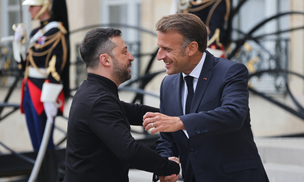 O presidente francês, Emmanuel Macron, cumprimenta o presidente ucraniano, Volodymyr Zelensky (E), em sua chegada para participar da Cúpula da Coalizão dos Dispostos, no Palácio do Eliseu, em Paris, em 4 de setembro de 2025. Líderes europeus e o presidente ucraniano, Volodymyr Zelensky, se encontram em Paris em 4 de setembro de 2025, em um novo esforço para pressionar o presidente russo, Vladimir Putin, após ele ter prometido que a Rússia continuará lutando na Ucrânia se nenhum acordo de paz for alcançado. (Foto de Ludovic MARIN / AFP)