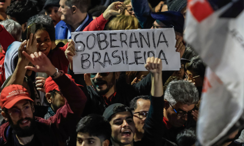 Manifestantes participam de protesto no vão livre do Museu de Arte de São Paulo (MASP), na Avenida Paulista, região central da capital, nesta quinta-feira, 10 de julho de 2025, contra o avanço da agenda neoliberal imposta pela maioria conservadora do Congresso Nacional, pela taxação das grandes fortunas, das empresas de Bets, pela isenção do Imposto de Renda para quem ganha até R$ 5 mil reais, pelo fim da escala 6x1, pela soberania nacional diante dos EUA, entre outras pautas progressistas. A manifestação foi articulada pelas frentes Brasil Popular, Povo Sem Medo, com adesão de centrais sindicais, partidos de esquerda e coletivos da juventude. 10/07/2025 - Foto: TABA BENEDICTO/ESTADÃO CONTEÚDO