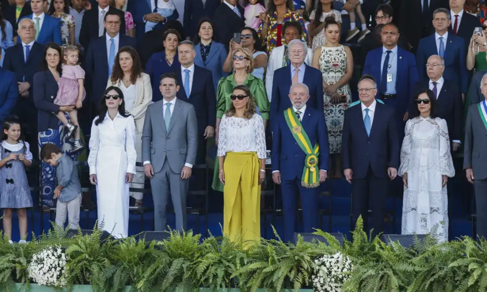 A plateia nas arquibancadas do desfile da Independência em Brasília entoou o grito de "sem anistia" minutos após a chegada do presidente da Câmara, Hugo Motta (Republicanos-PB), na tribuna de honra montada na Esplanada.