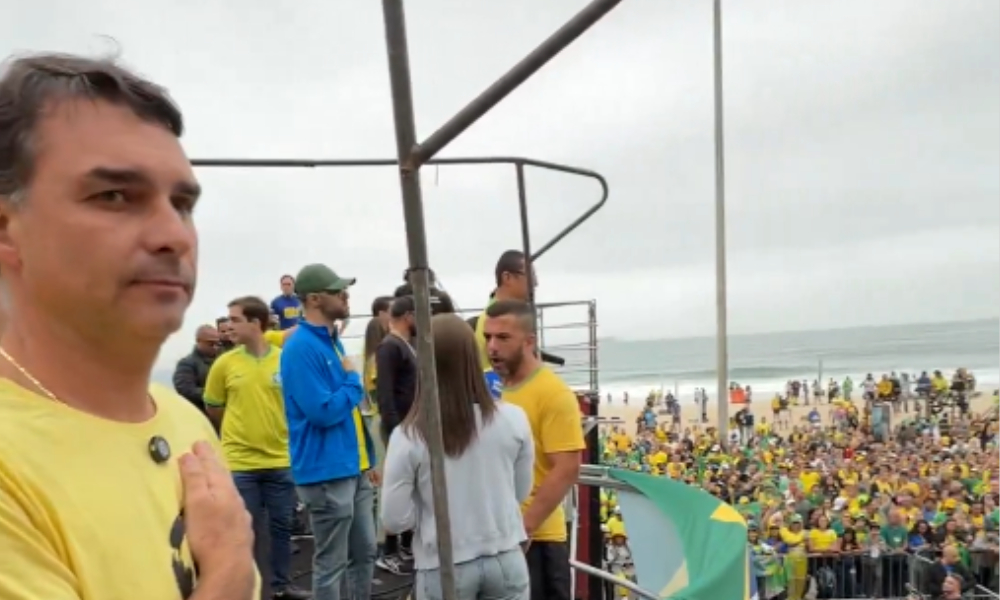 O senador Flávio Bolsonaro, filho '01' do ex-presidente Jair Bolsonaro, chegou à concentração do ato bolsonarista
