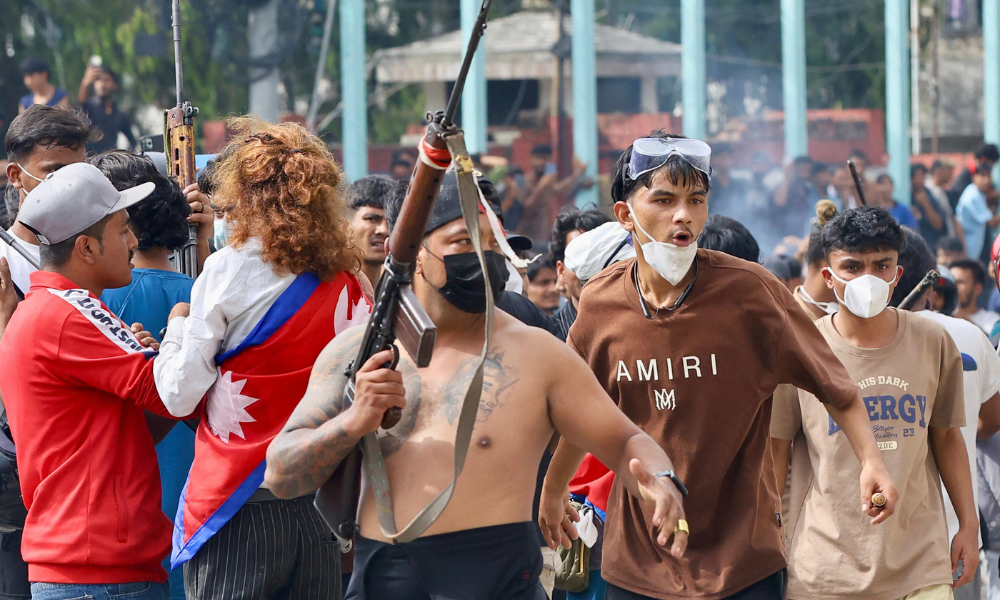 Manifestantes incendeiam Parlamento no Nepal após renúncia do primeiro-ministro