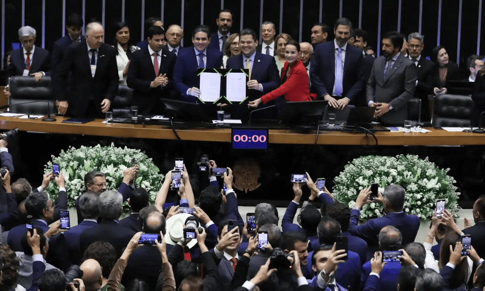 Congresso promulga PEC que muda regras para pagamento dos precatórios
