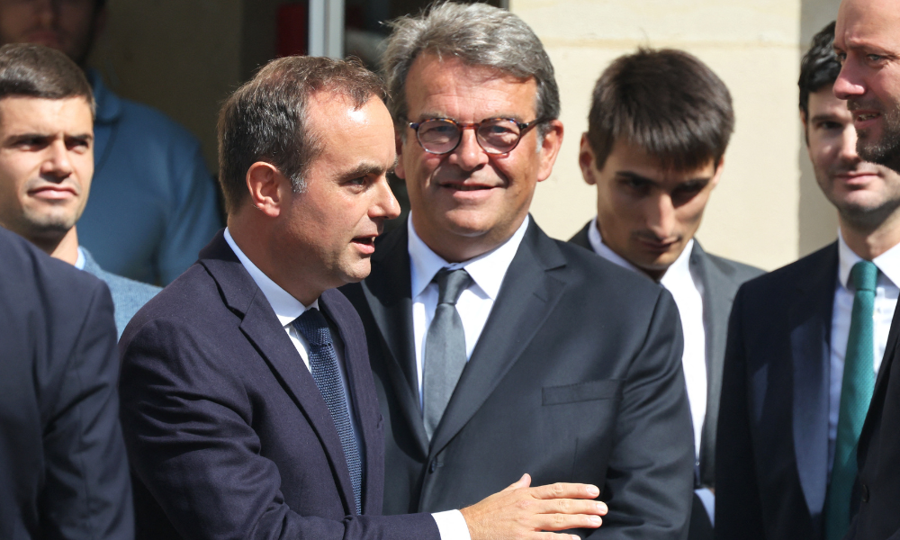 Em meio a protesto com bloqueios e ônibus queimados, novo primeiro-ministro da França promete romper com passado