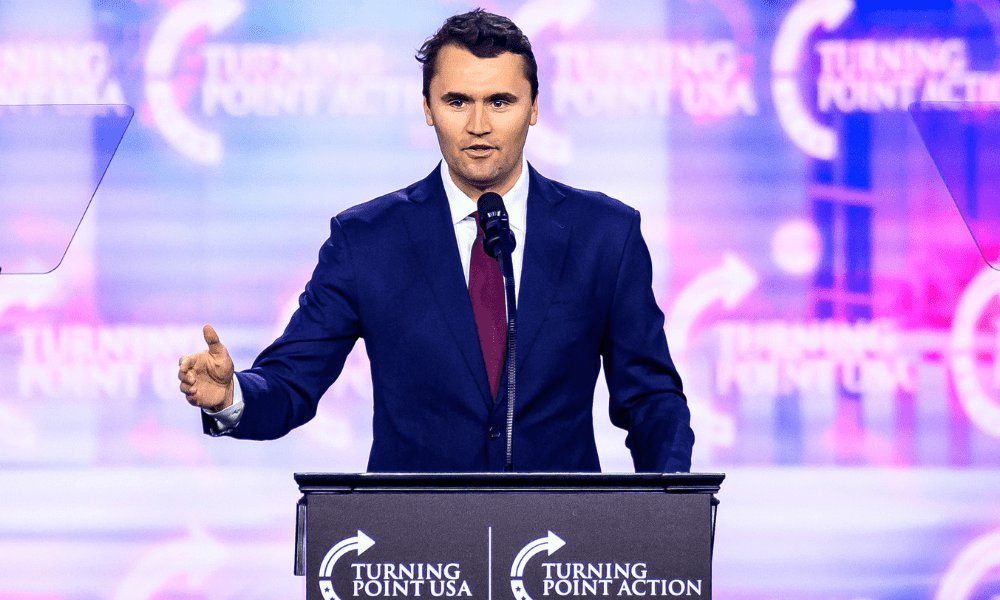 O ativista de direita americano Charlie Kirk discursa no palco do America Fest 2024 em Phoenix, Arizona, em 22 de dezembro de 2024. O jovem ativista de direita e influenciador Charlie Kirk, um importante aliado do presidente Donald Trump, foi morto a tiros em 10 de setembro de 2025, em um assassinato que gerou temores de mais violência política em um Estados Unidos cada vez mais agitado. Trump confirmou nas redes sociais que Kirk, de 31 anos, morreu em decorrência dos ferimentos. (Foto de JOSH EDELSON / AFP)