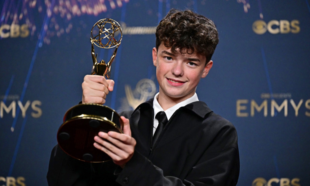 TOP SHOT - O ator britânico Owen Cooper posa na sala de imprensa com o prêmio de Melhor Ator Coadjuvante em Minissérie ou Antologia ou Filme por "Adolescence" durante a 77ª edição do Primetime Emmy Awards no Peacock Theatre em Los Angeles, ao vivo, em Los Angeles, em 14 de setembro de 2025. (Foto de Frederic J. Brown / AFP) / USO RESTRITO AO EDITORIAL