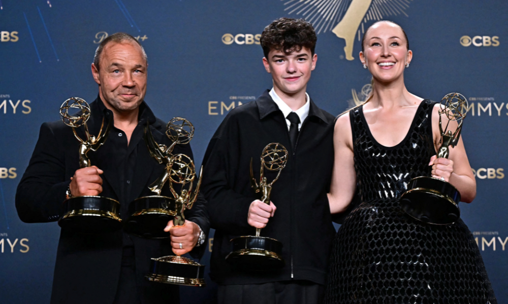 O ator britânico Stephen Graham posa na sala de imprensa com os prêmios de Melhor Série Limitada ou Antologia, Melhor Ator Principal em Série Limitada ou Antologia ou Filme, Melhor Roteiro para Série Limitada ou Antologia ou Filme por "Adolescence", o ator britânico Owen Cooper posa na sala de imprensa com o prêmio de Melhor Ator Coadjuvante em Série Limitada ou Antologia ou Filme por "Adolescence" e a atriz britânica Erin Doherty posa na sala de imprensa com o prêmio de Melhor Atriz Coadjuvante em Série Limitada ou Antologia ou Filme por "Adolescence" durante o 77º Primetime Emmy Awards no Peacock Theatre no LA Live em Los Angeles em 14 de setembro de 2025. (Foto de Frederic J. Brown / AFP) / USO RESTRITO AO EDITORIAL