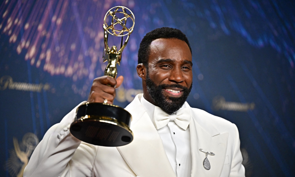 O ator americano Tramell Tillman posa na sala de imprensa com o prêmio de Melhor Ator Coadjuvante em Série Dramática por "Severance" durante a 77ª edição do Primetime Emmy Awards no Peacock Theatre no LA Live, em Los Angeles, em 14 de setembro de 2025. (Foto de Frederic J. Brown / AFP) / USO RESTRITO AO EDITORIAL