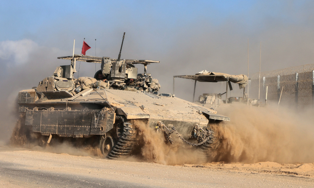 Esta foto tirada de uma posição na fronteira de Israel com a Faixa de Gaza mostra veículos militares israelenses perto da cerca da fronteira no território palestino sitiado em 16 de setembro de 2025. Israel lançou uma nova e massiva campanha de bombardeios na Cidade de Gaza em 16 de setembro, após a visita do Secretário de Estado dos EUA, Marco Rubio, que apoiou o objetivo do aliado de erradicar o movimento palestino Hamas e alertou que pode haver apenas alguns dias para uma solução diplomática. (Foto de Menahem KAHANA / AFP)