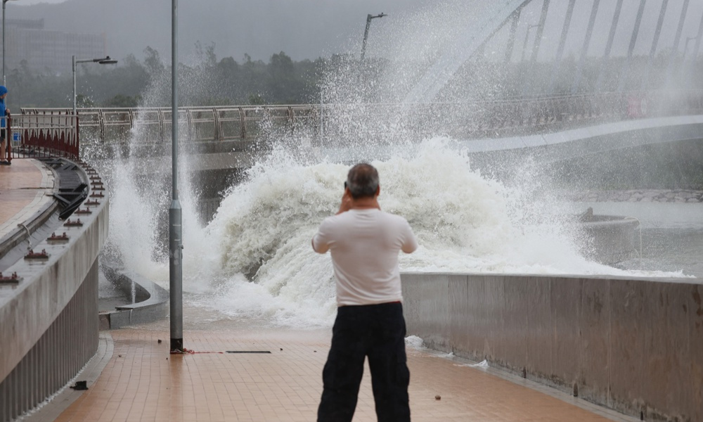 - Um homem observa as ondas quebrando na costa durante o tufão Ragasa, sinal 10, em Hong Kong, China, 24 de setembro de 2025. EFE/EPA/MAY JAMES