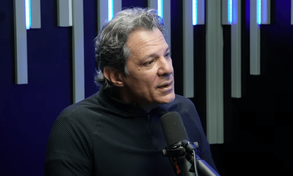 Fernando Haddad, ministro da Fazenda, durante entrevista a podcast. Foto: @podcast3irmaos via Youtube