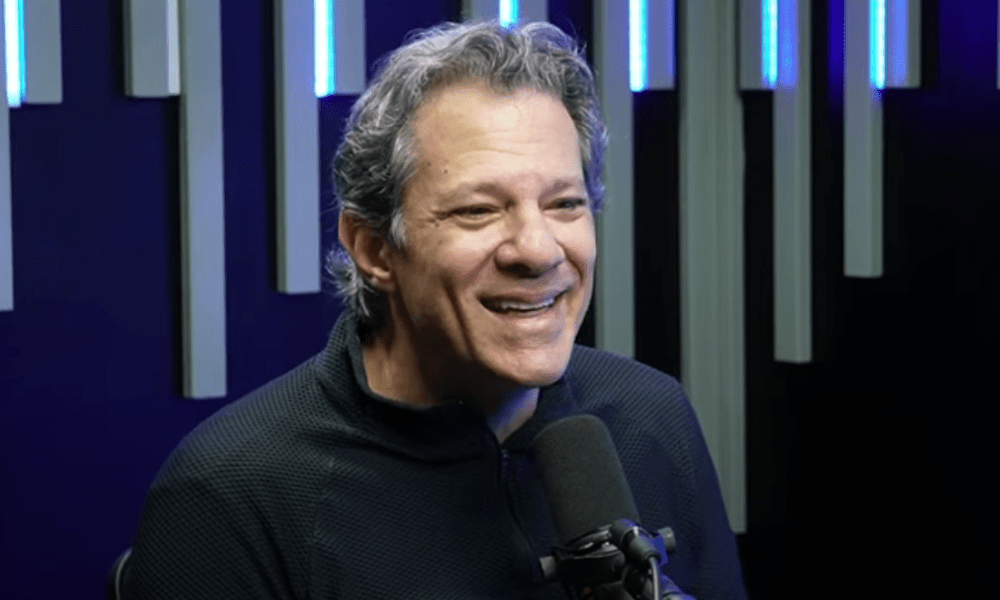 Fernando Haddad, ministro da Fazenda, durante entrevista a podcast. Foto: @podcast3irmaos via Youtube