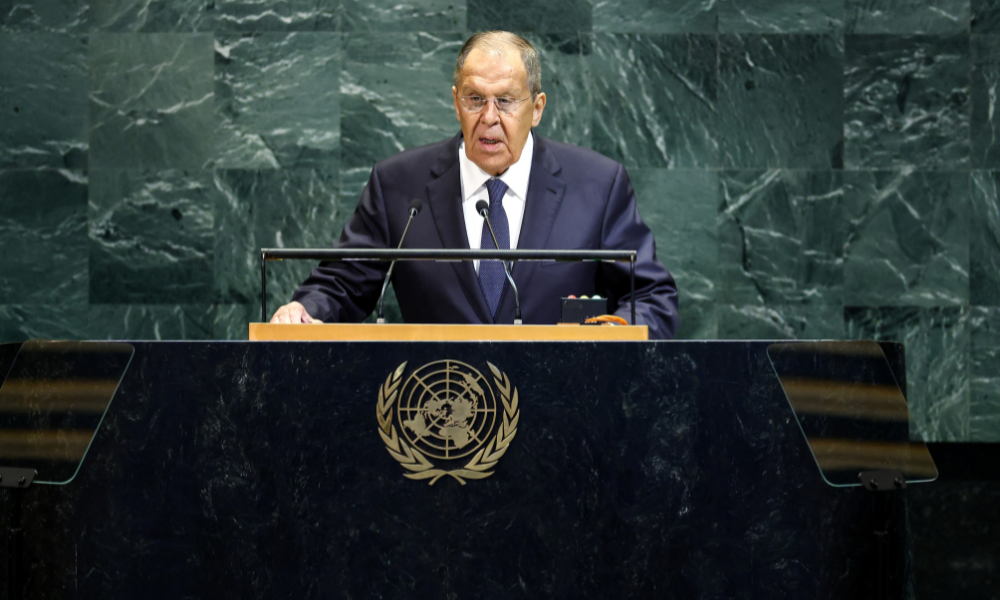 O Ministro das Relações Exteriores da Rússia, Sergei Lavrov, discursa na Assembleia Geral das Nações Unidas na sede da ONU em Nova York, em 27 de setembro de 2025. Lavrov acusou Israel no sábado de tentar "explodir" todo o Oriente Médio, criticando os ataques israelenses no Irã e no Catar e se opondo aos apelos para anexar a Cisjordânia. "O uso ilegal da força por Israel contra os palestinos e as ações agressivas contra o Irã, Catar, Iêmen, Líbano, Síria e Iraque hoje ameaçam explodir todo o Oriente Médio", disse Lavrov em um discurso na Assembleia Geral da ONU. (Foto de CHARLY TRIBALLEAU / AFP) Conteúdo relacionado