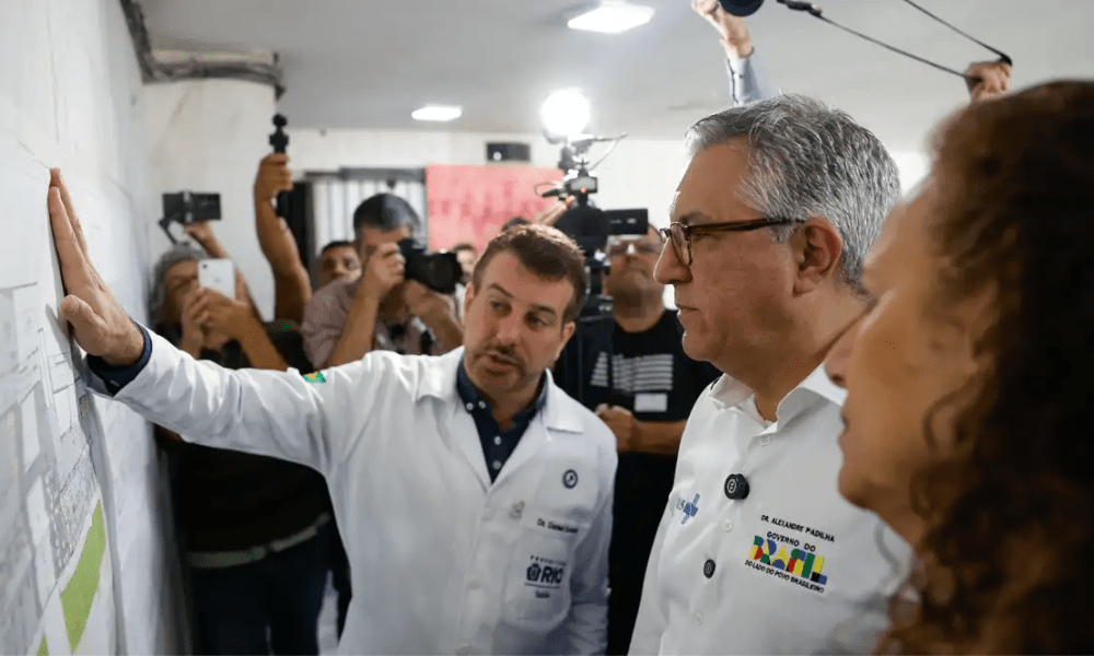 O ministro da Saúde, Alexandre Padilha, visitando hospital